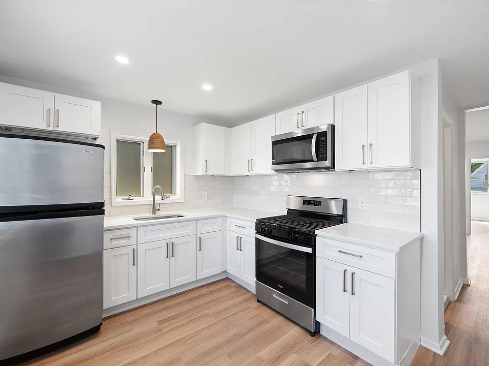 121 W 12th St #2