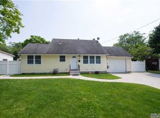 28 E Walnut St, Central Islip, NY 11722