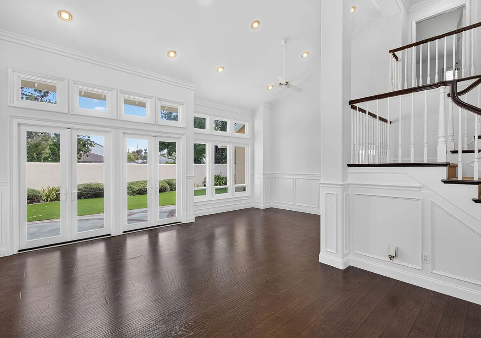 Exquisite 5-Bedroom Woodbridge Executive Estate | Modern Luxury & Resort-Style Lake Living — Photo 4