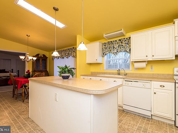 2nd image of 104 Allison Pl
