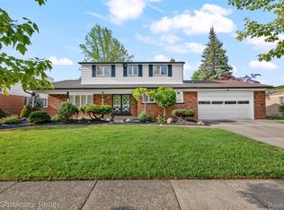8362 Sunburst St, Center Line, MI 48015