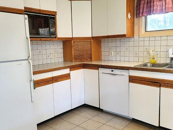2nd image of 24 Tarn Dr