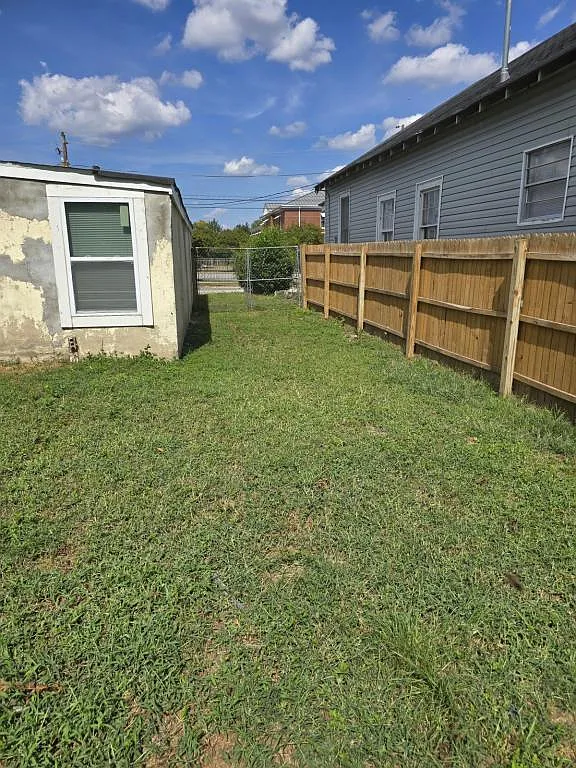 1852 Walker St — Photo 2