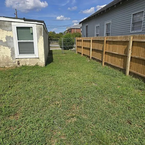 1852 Walker St — Photo 2