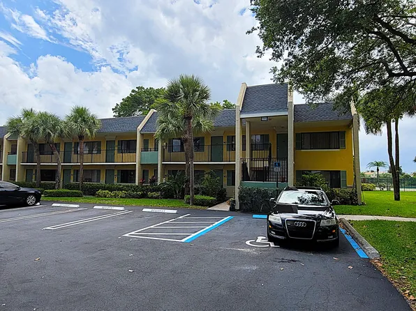 1617 Meadows Cir W, Boynton Beach, FL