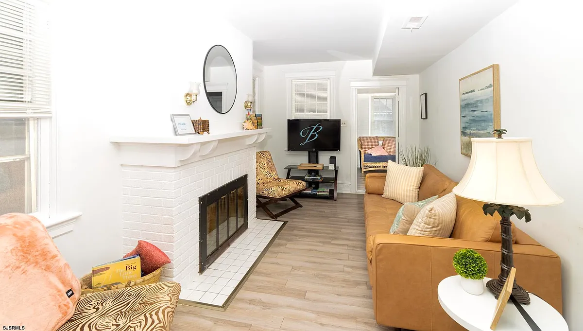 Building Photo - 5 N Newport Ave #A