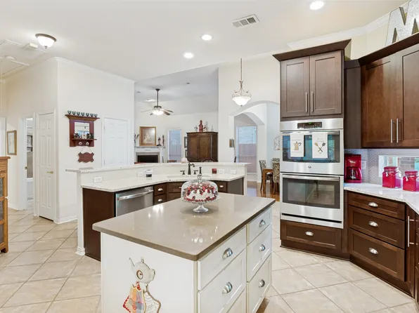 412 Hideaway Ct, Euless, TX 76039