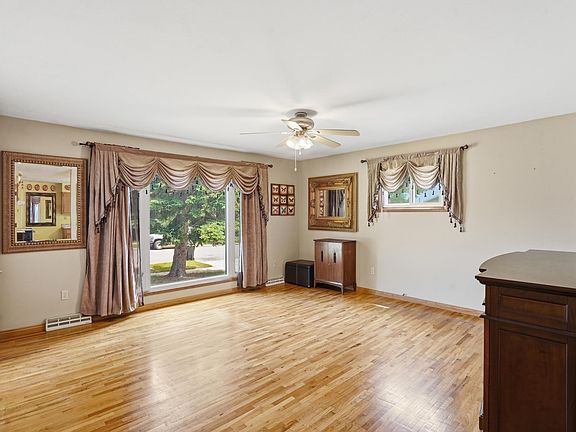 3rd image of 4719 Windsor Dr