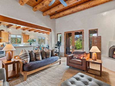557 Valle Chamiso Ln, Santa Fe, NM, 87505