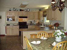 Kitchen & Breakfast Area