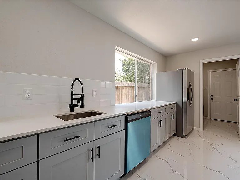 12055 Fairpoint Dr — Photo 38