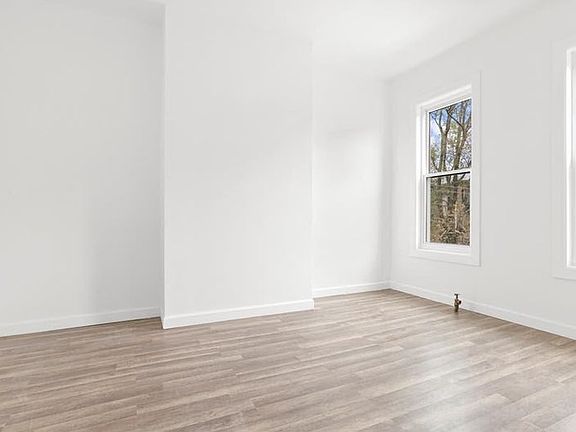 3rd image of 995 Hart St #2