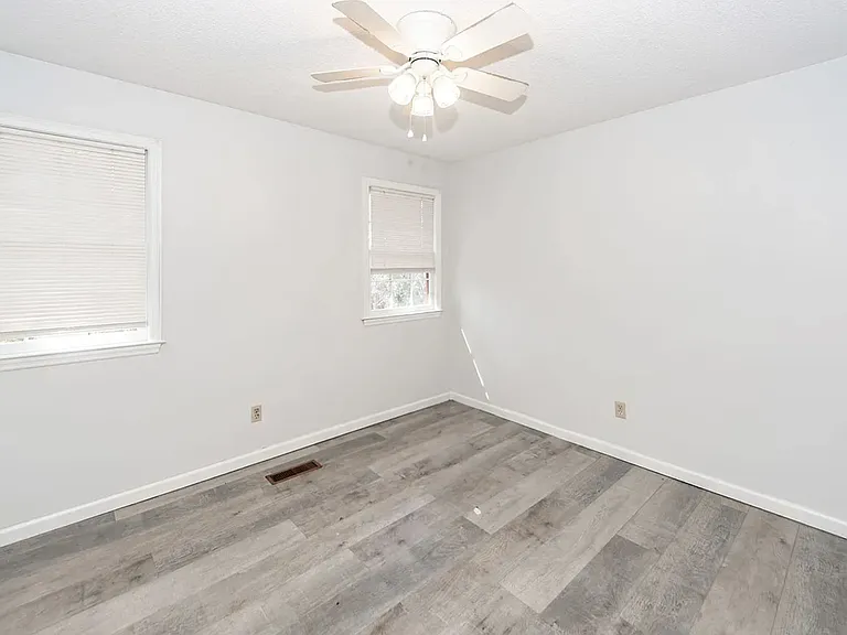 120 Colonial Ct — Photo 18