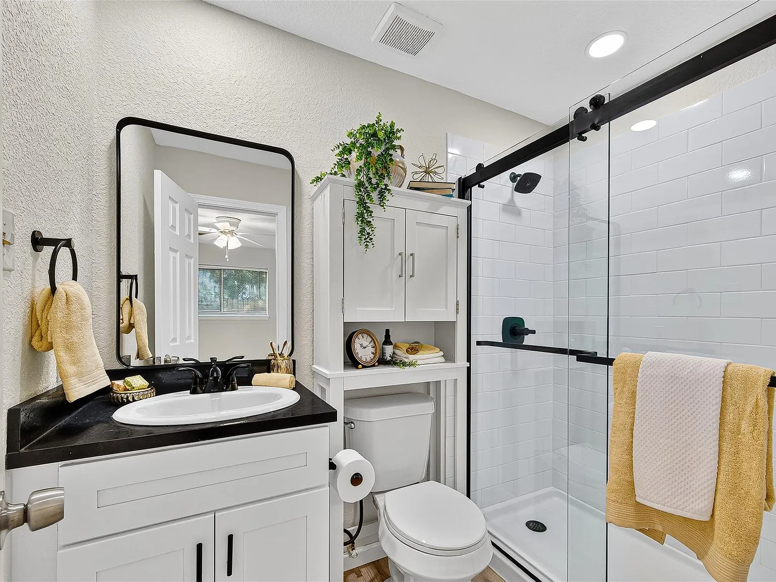 3 bed, 2.0 bath, 1072 sqft, $1,700 — Photo 4