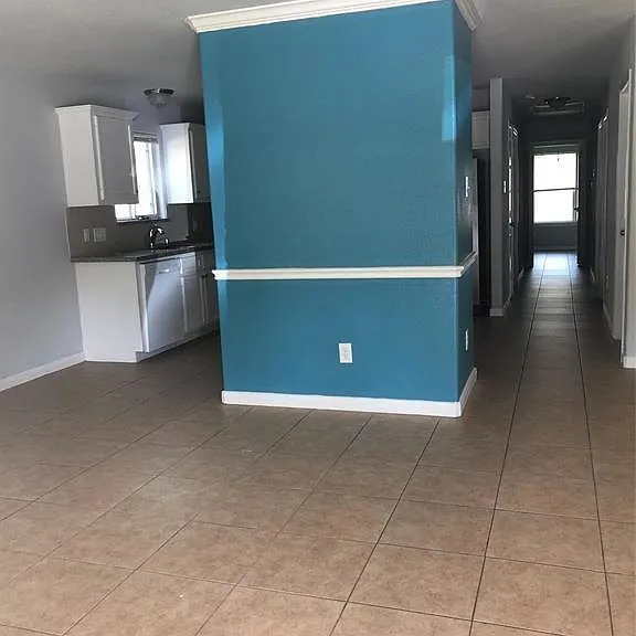 319 Kansas St — Photo 2