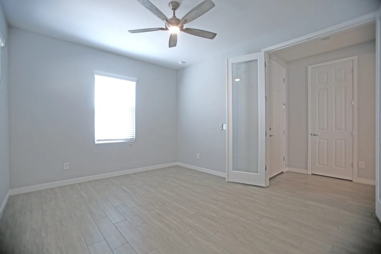 Beautiful 3 Bed + Den + 2 Bath! Upgrades! — Photo 3