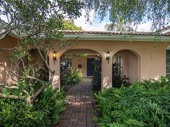 2nd image of 2100 Tanglewood Way NE