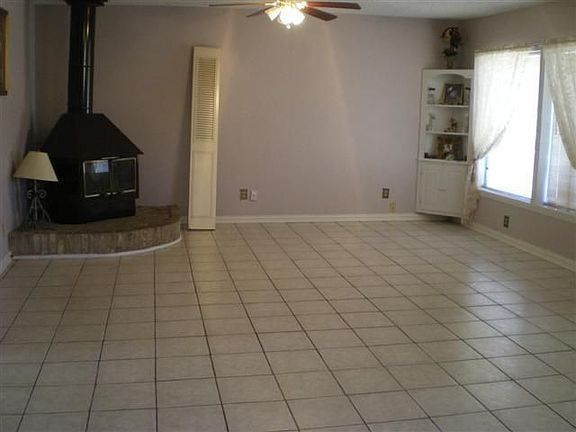 3rd image of 928 Elmwood Dr