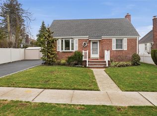 358 Kensington Road S, Garden City South, NY 11530