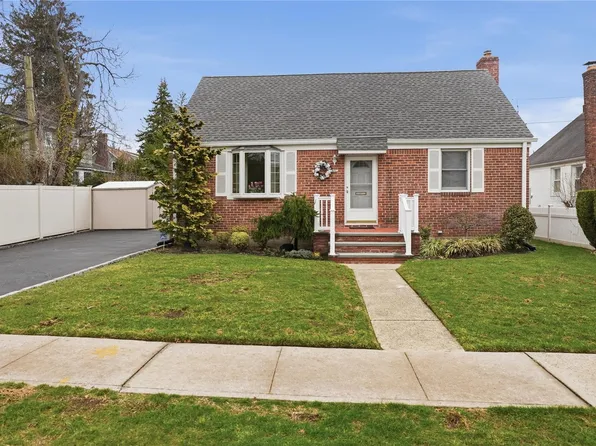 358 Kensington Road S, Garden City South, NY 11530