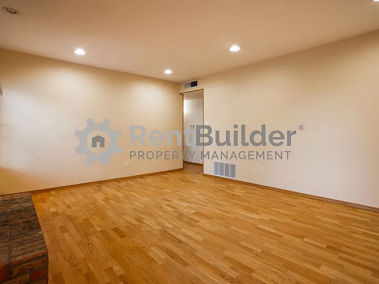 7617 Union St NE — Photo 19