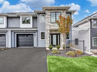 16 Silverwood Cir, Suffern, NY 10901