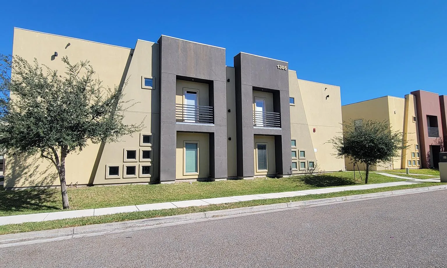 1305 E Camellia Ave — Photo 1