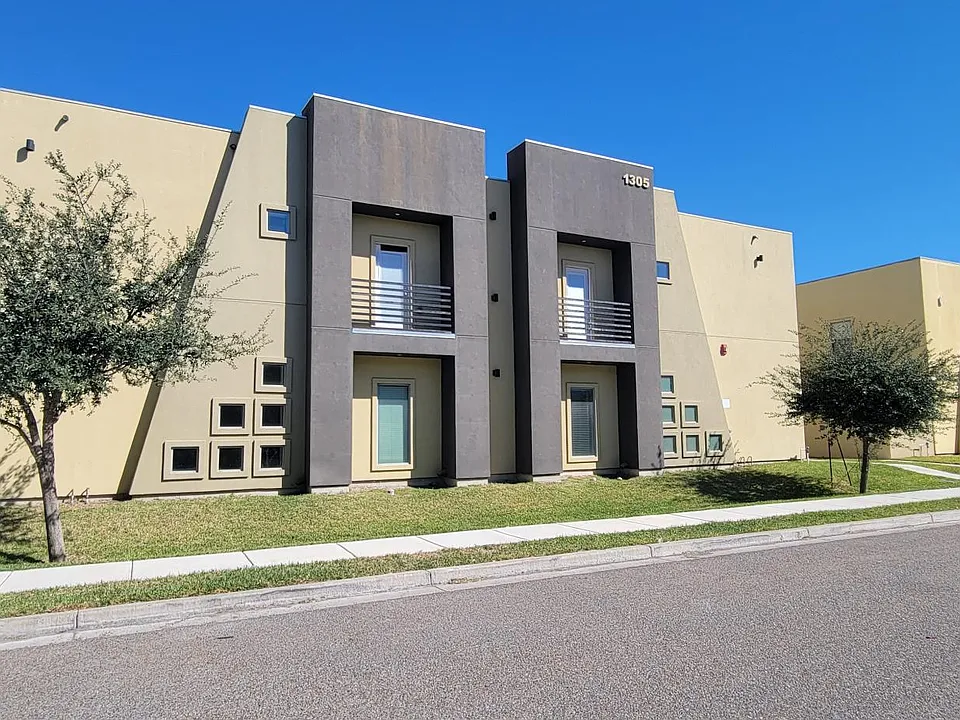 1305 E Camellia Ave
