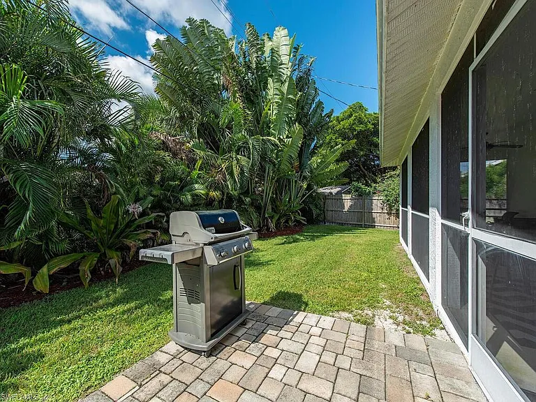 1082 Capri Dr — Photo 12