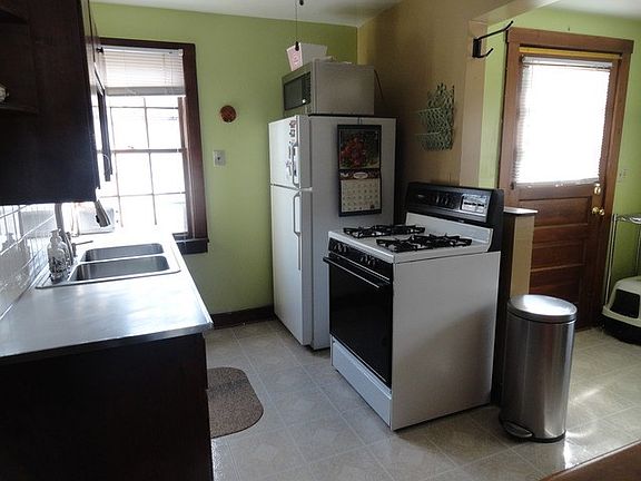 2nd image of 215 E Grand Ave