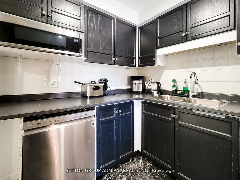 2 Royalwood Ct #52 — Photo 9