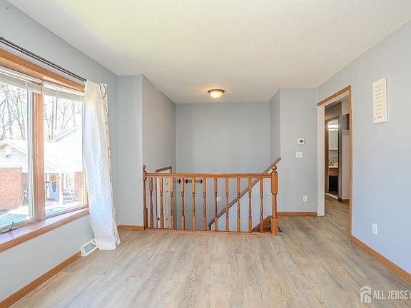 5th image of 1834 Holly Rd