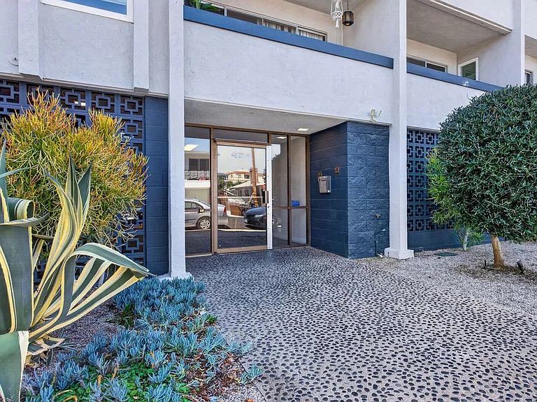 425 Coronado Ave — Photo 5