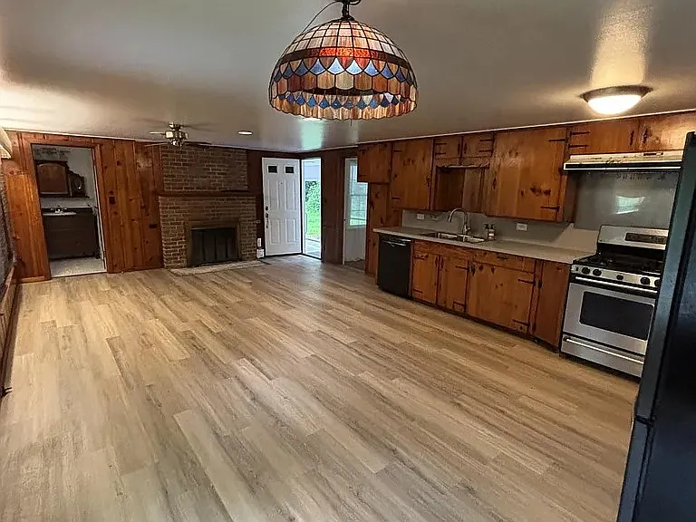 1705 Lotus Ln — Photo 2