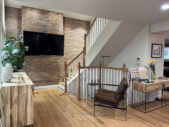 2nd image of 344 W Dickens Ave Unit 2