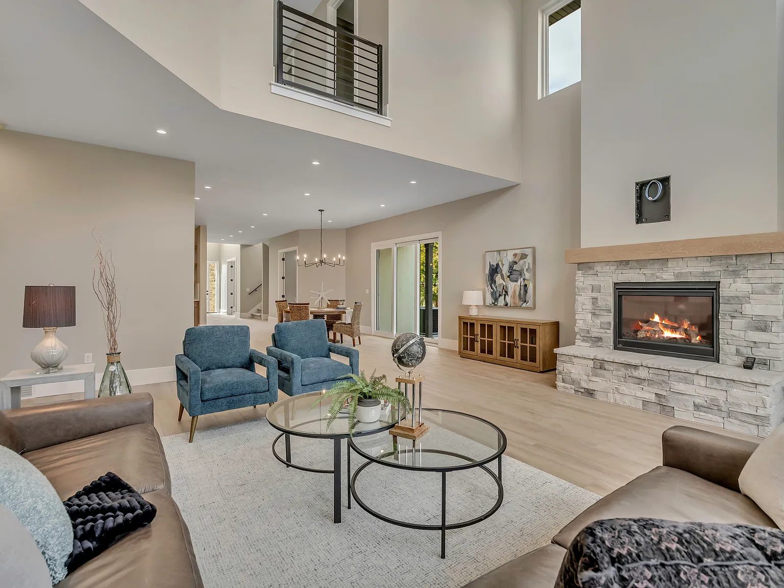 8 bed, 5.5 bath, 7688 sqft, $11,500 — Photo 3