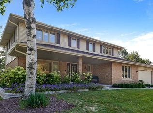 6645 Sheffield Ln, Willowbrook, IL 60527