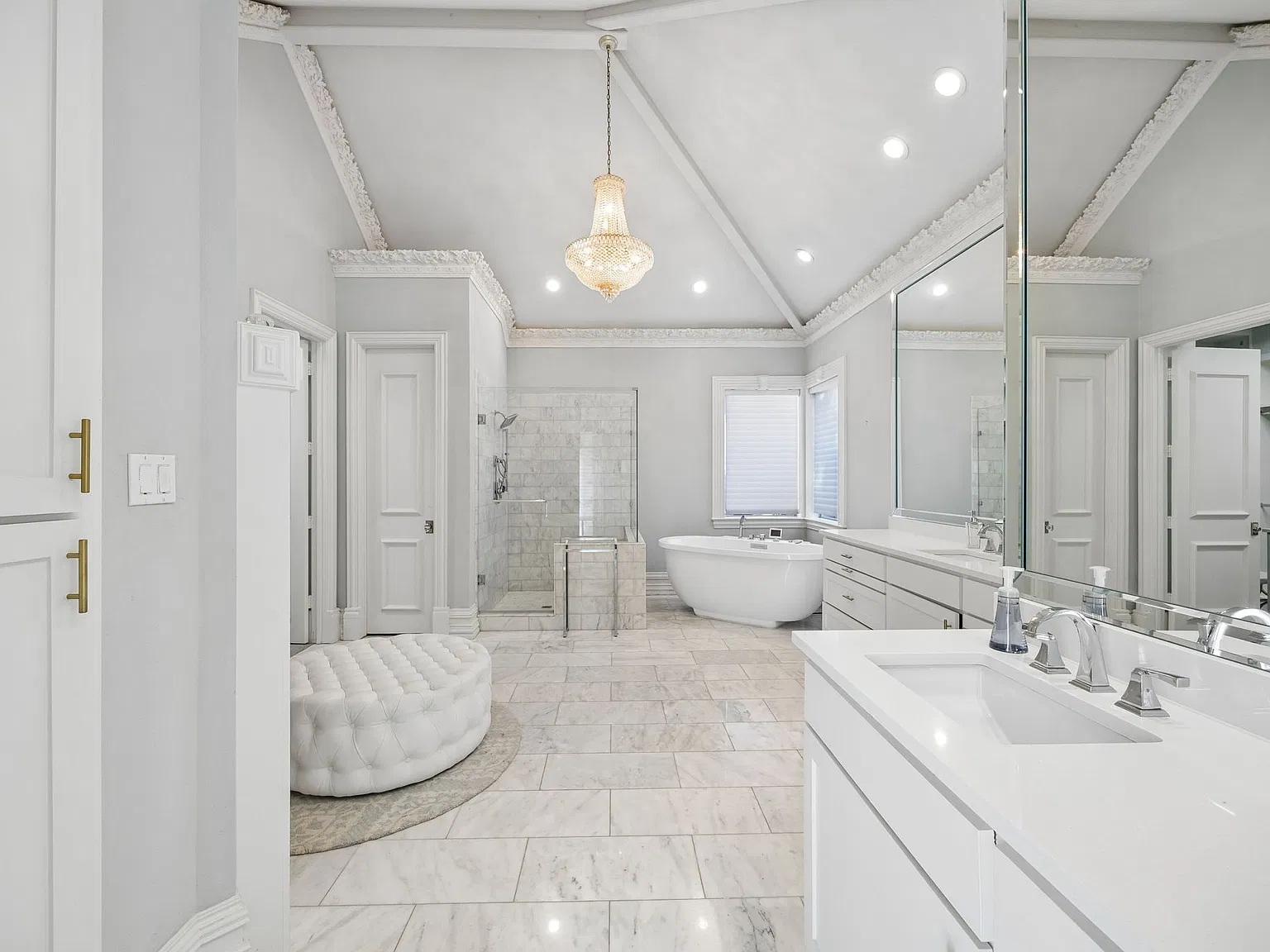 5 bed, 5.5 bath, 4817 sqft, $8,500 — Photo 2
