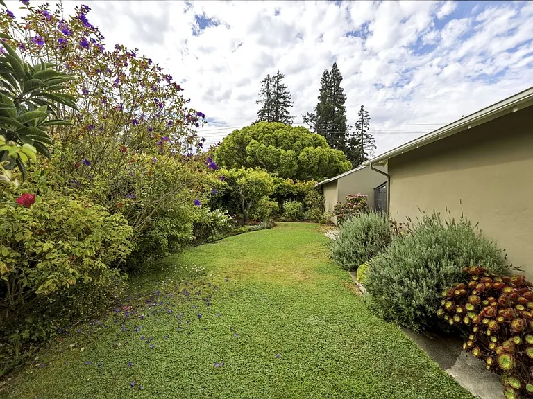 889 Embarcadero Rd — Photo 15
