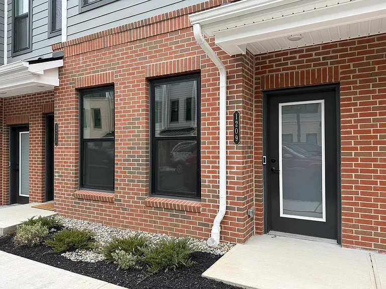 1209 Parker Blvd — Photo 1