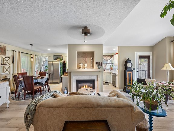 3rd image of 1070 Norview Rd