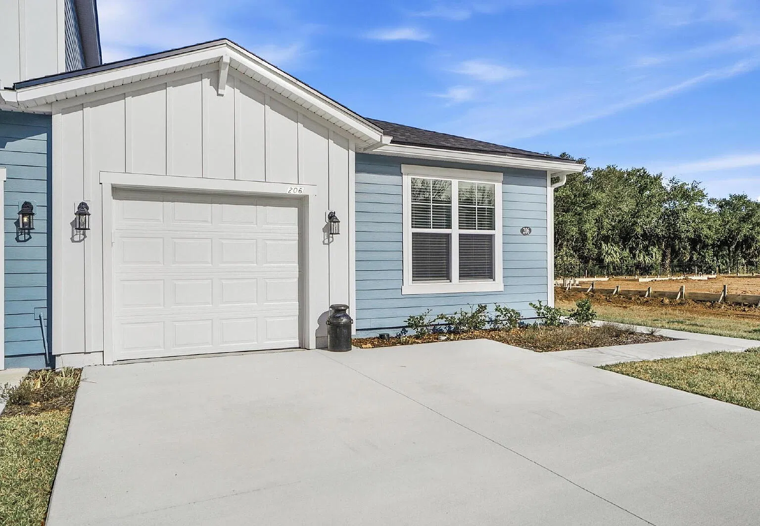 3 bed, 2.0 bath, 1181 sqft, $1,985 — Photo 2