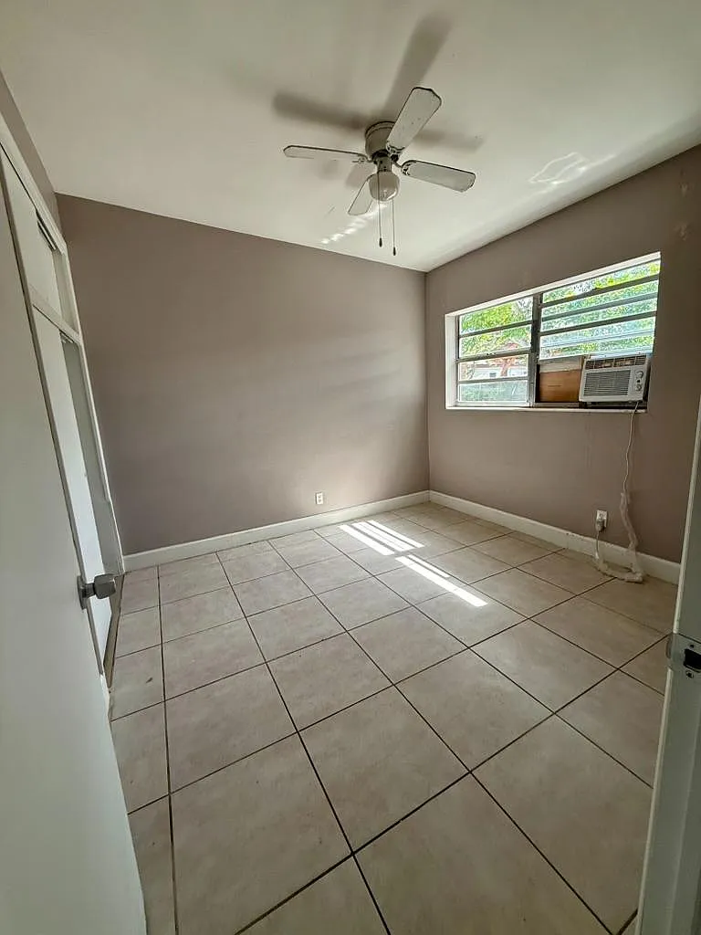 424 NW 15th Terrace - 5 — Photo 3