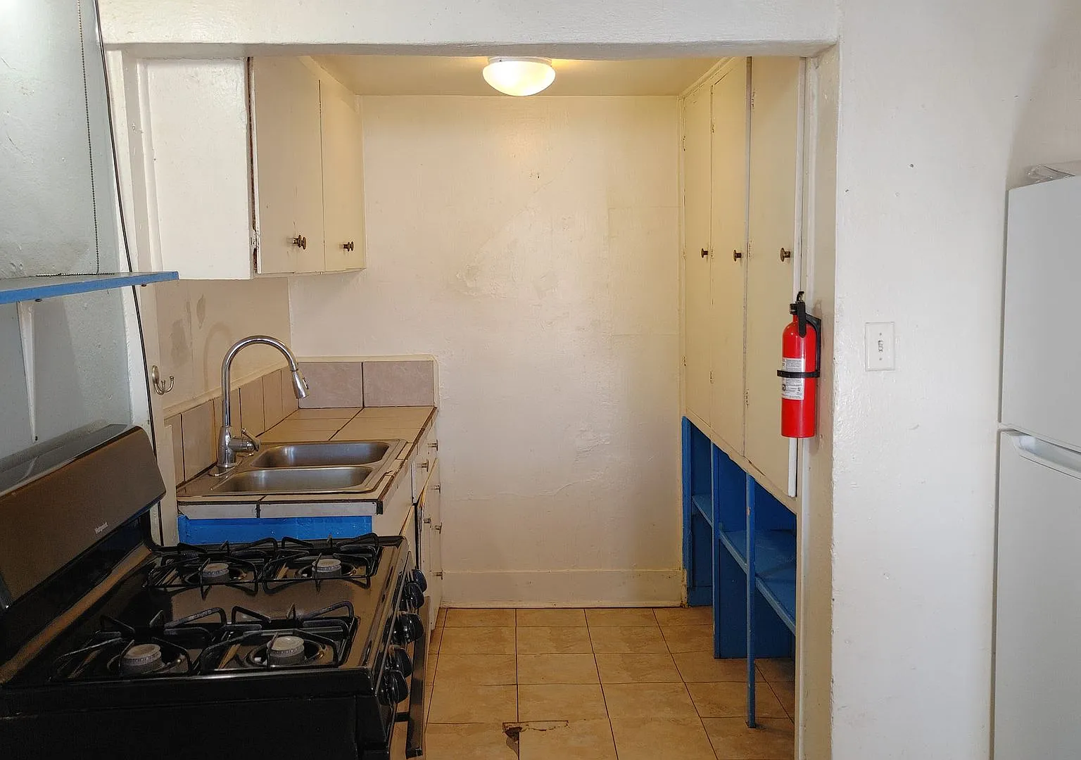 Sunset Apartments — Photo 2