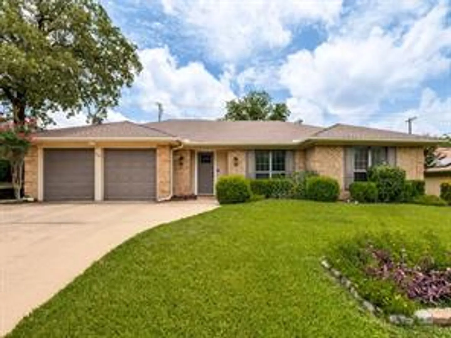 Discover your dream home in the heart of Bedford, TX, — Photo 2