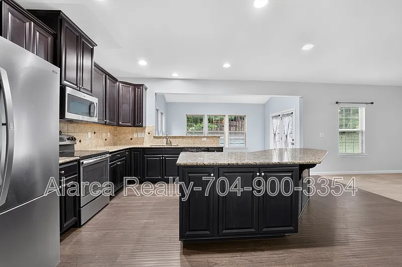 4 bed, 2.5 bath, 3340 sqft, $2,445 — Photo 4