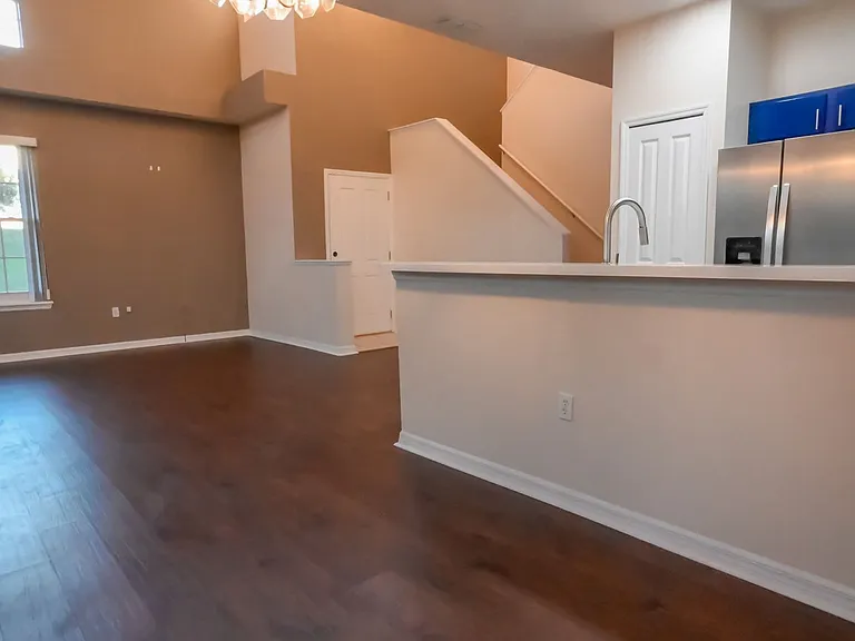 704 Monroe Cir #D — Photo 11