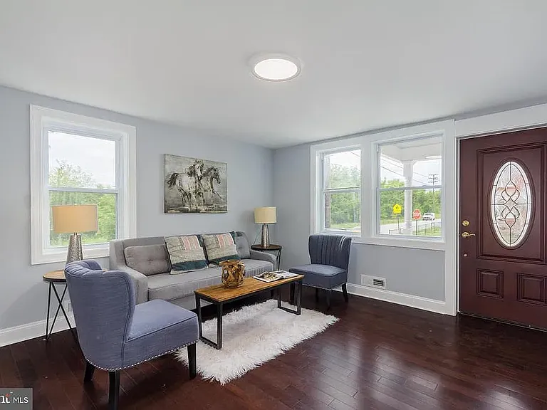 837 Tolna St — Photo 4