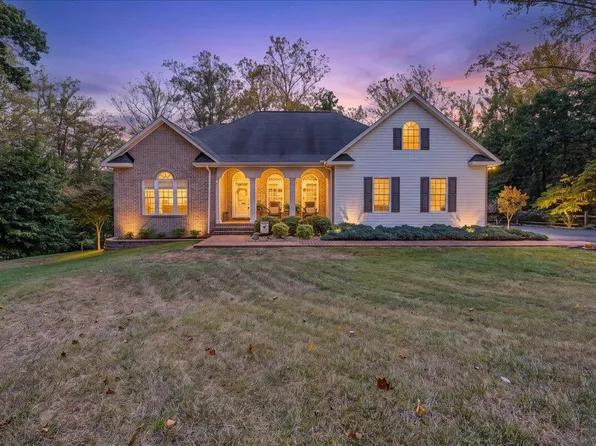 203 Windcrest Dr, Vinton, VA 24179