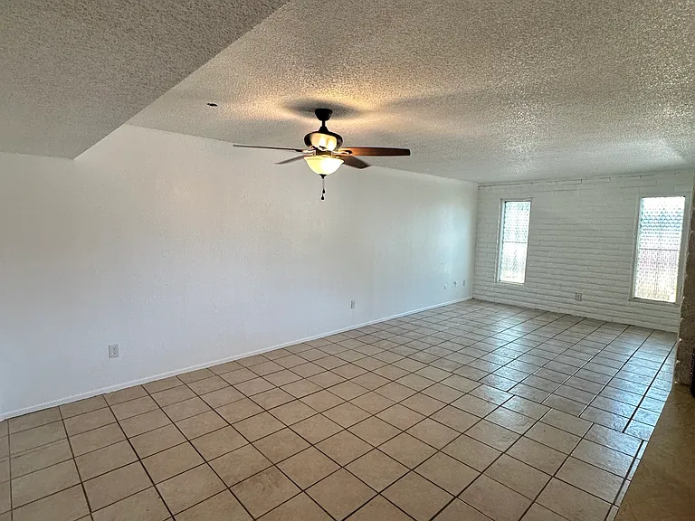 2120 S 11th Ave — Photo 1